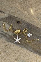 Bracelet chaine dorée avec breloques coquillages et étoile de mer