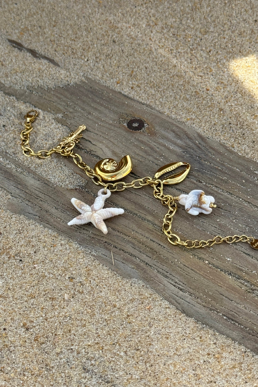Bracelet chaine dorée avec breloques coquillages et étoile de mer