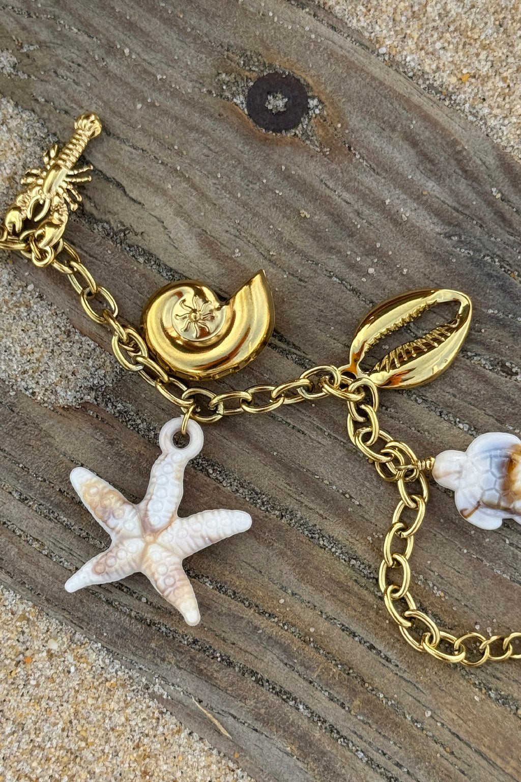 Bracelet chaine dorée avec breloques coquillages et étoile de mer