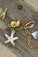 Bracelet chaine dorée avec breloques coquillages et étoile de mer