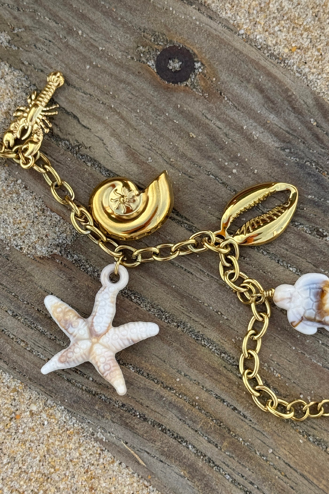 Bracelet chaine dorée avec breloques coquillages et étoile de mer