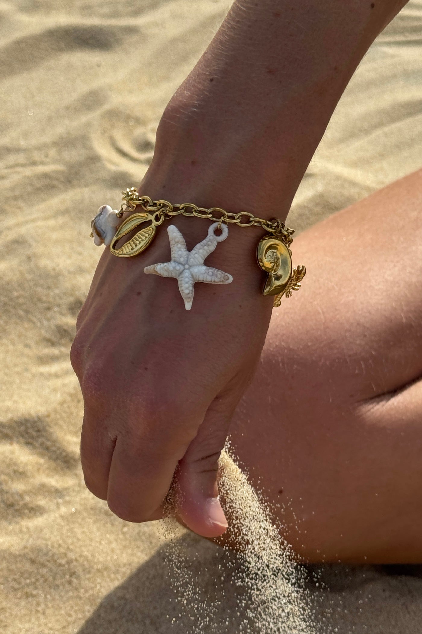 Bracelet chaine dorée avec breloques coquillages et étoile de mer
