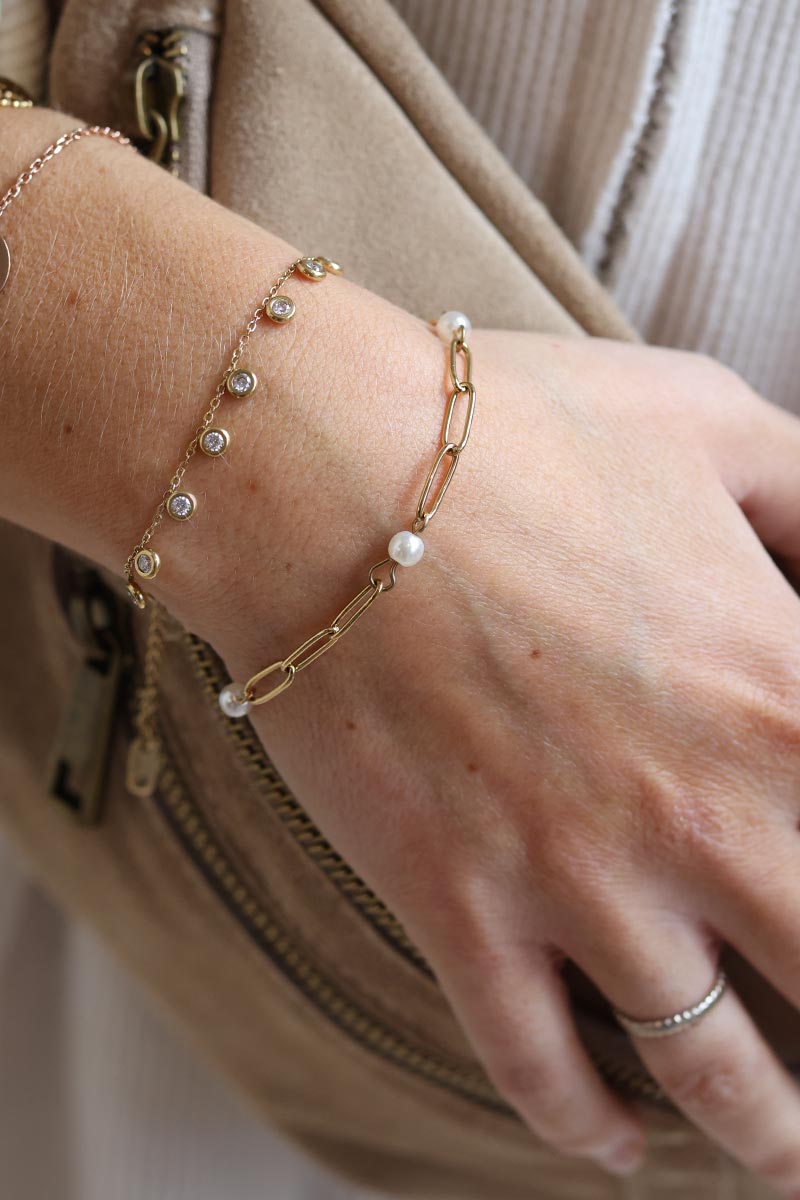 Bracelet chaine maille dorée et perles nacrées blanches