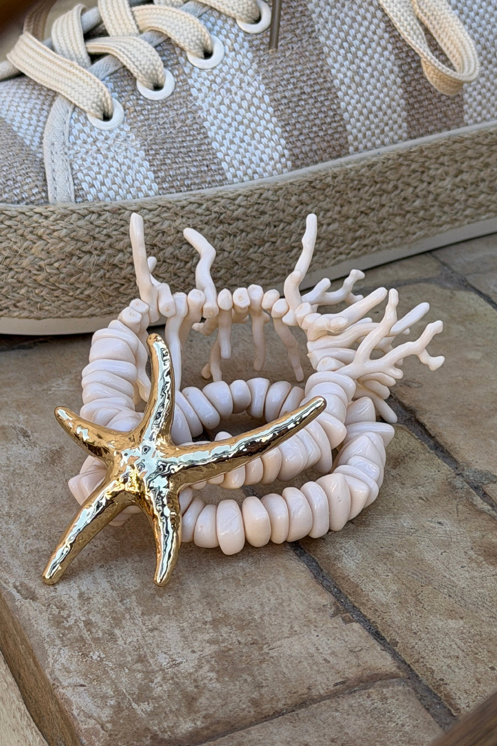 Bracelet double élastique perles beige effet corail étoile de mer dorée