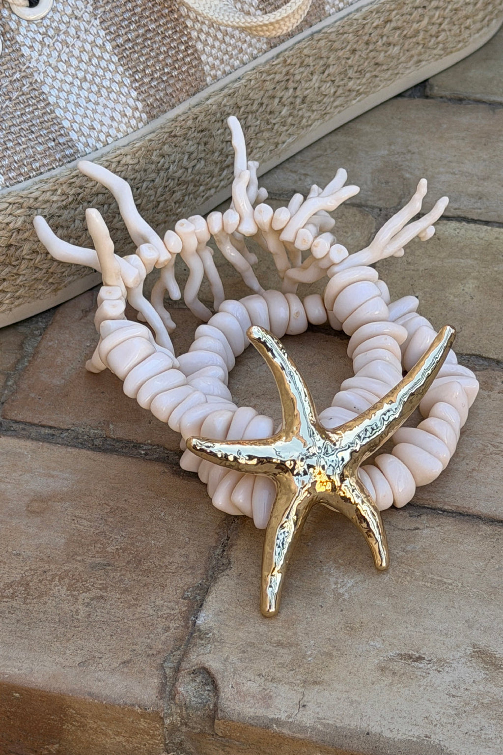 Bracelet double élastique perles beige effet corail étoile de mer dorée