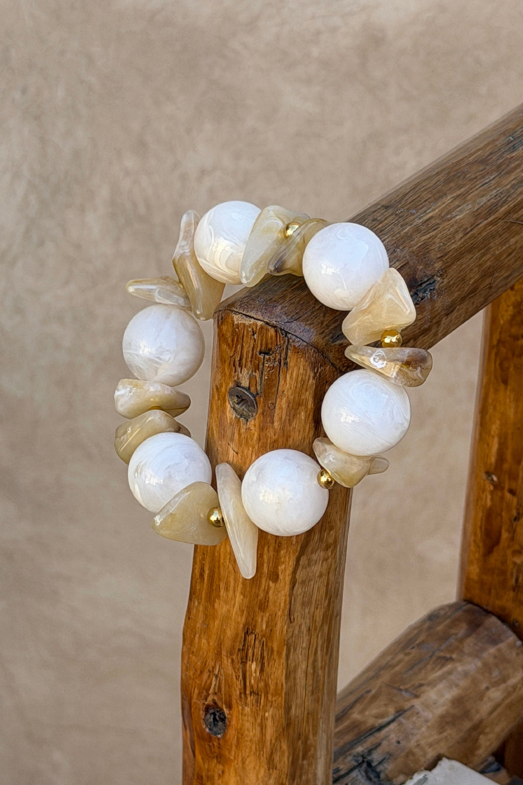 Bracelet élastique perles en résine irrégulière effet pierre marbrée beige et écru