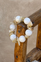 Bracelet élastique perles en résine irrégulière effet pierre marbrée beige et écru