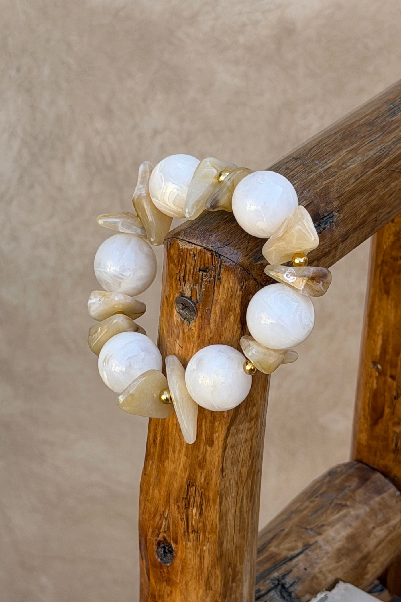 Bracelet élastique perles en résine irrégulière effet pierre marbrée beige et écru