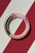 Bracelet élastique style jonc en perles acetate rose pâle et dorées