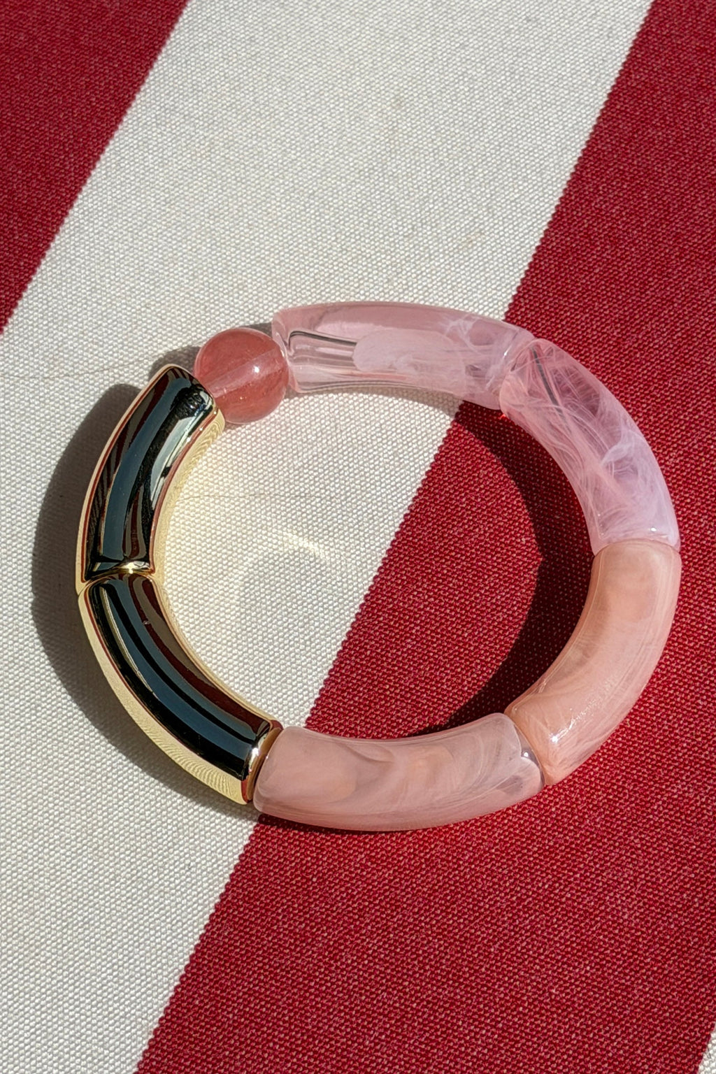 Bracelet élastique style jonc en perles acetate rose pâle et dorées