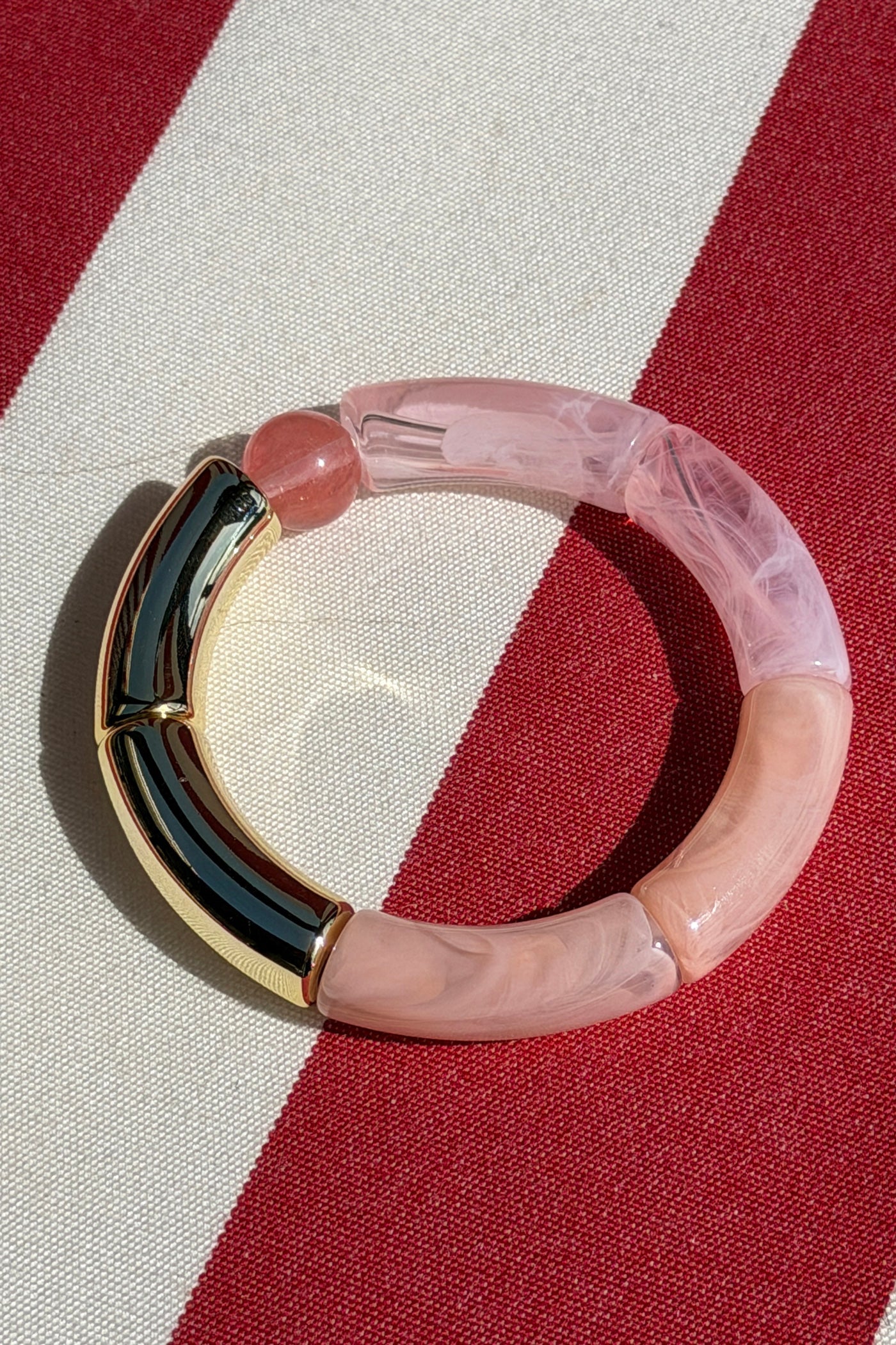 Bracelet élastique style jonc en perles acetate rose pâle et dorées