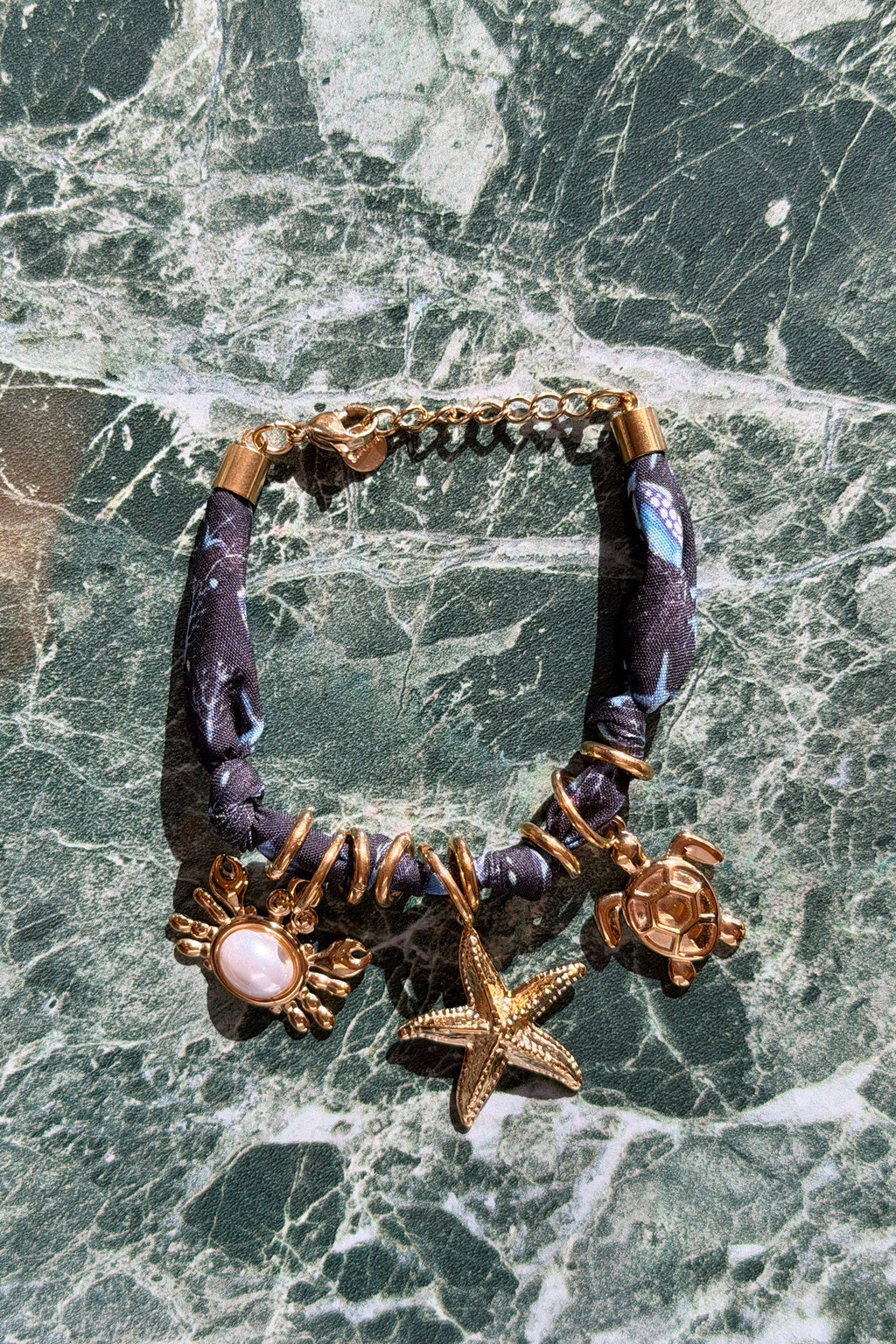 Bracelet en tissu bleu marine imprimé coquillage breloque crabe mer