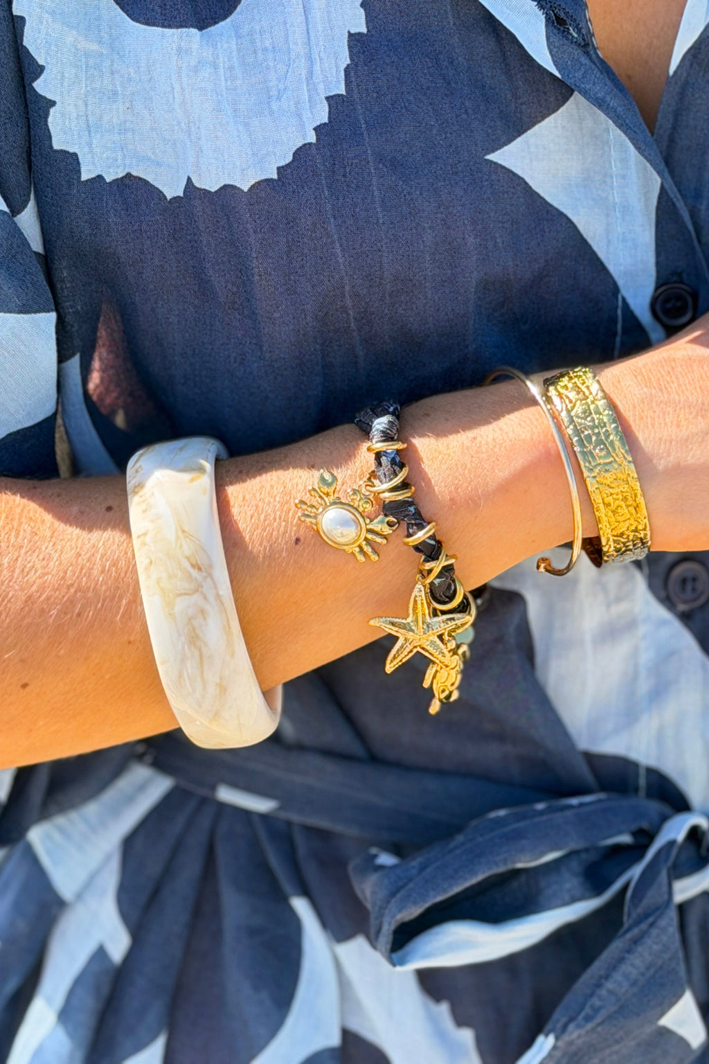 Bracelet en tissu bleu marine imprimé coquillage breloque crabe mer