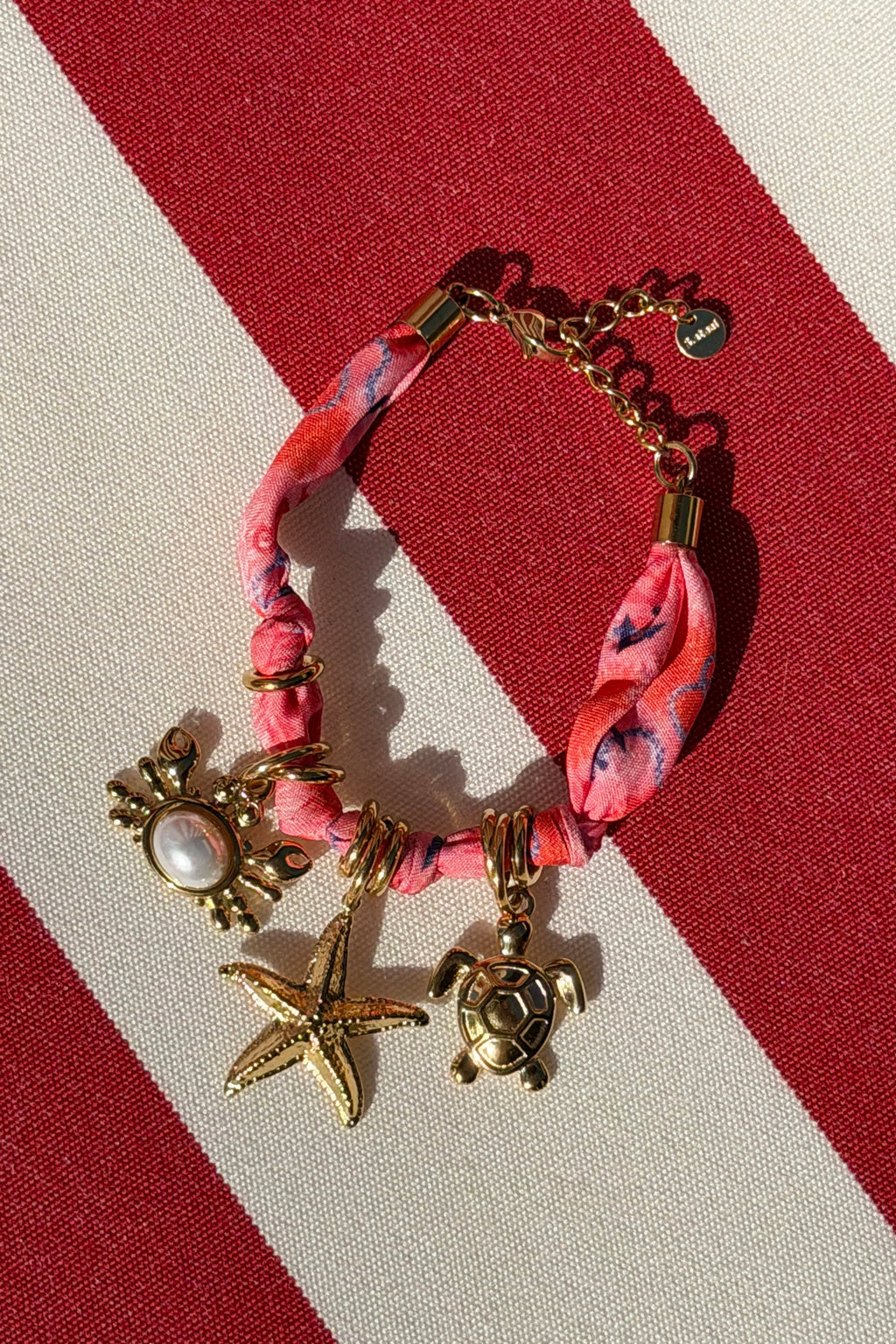 Bracelet en tissu rose imprimé coquillage breloque crabe mer
