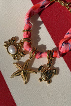 Bracelet en tissu rose imprimé coquillage breloque crabe mer