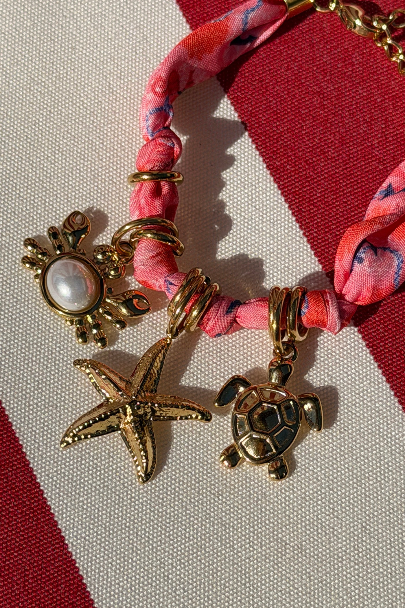 Bracelet en tissu rose imprimé coquillage breloque crabe mer