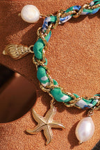 Bracelet maille dorée et tissu torsade turquoise imprimé pendentifs coquillages et perles d'eau douce