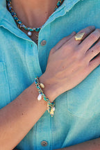 Bracelet maille dorée et tissu torsade turquoise imprimé pendentifs coquillages et perles d'eau douce