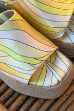 Mules compensées en corde bride large tissu imprime psychédélique jaune
