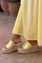 Mules compensées en corde bride large tissu imprime psychédélique jaune