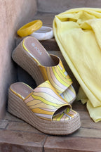 Mules compensées en corde bride large tissu imprime psychédélique jaune