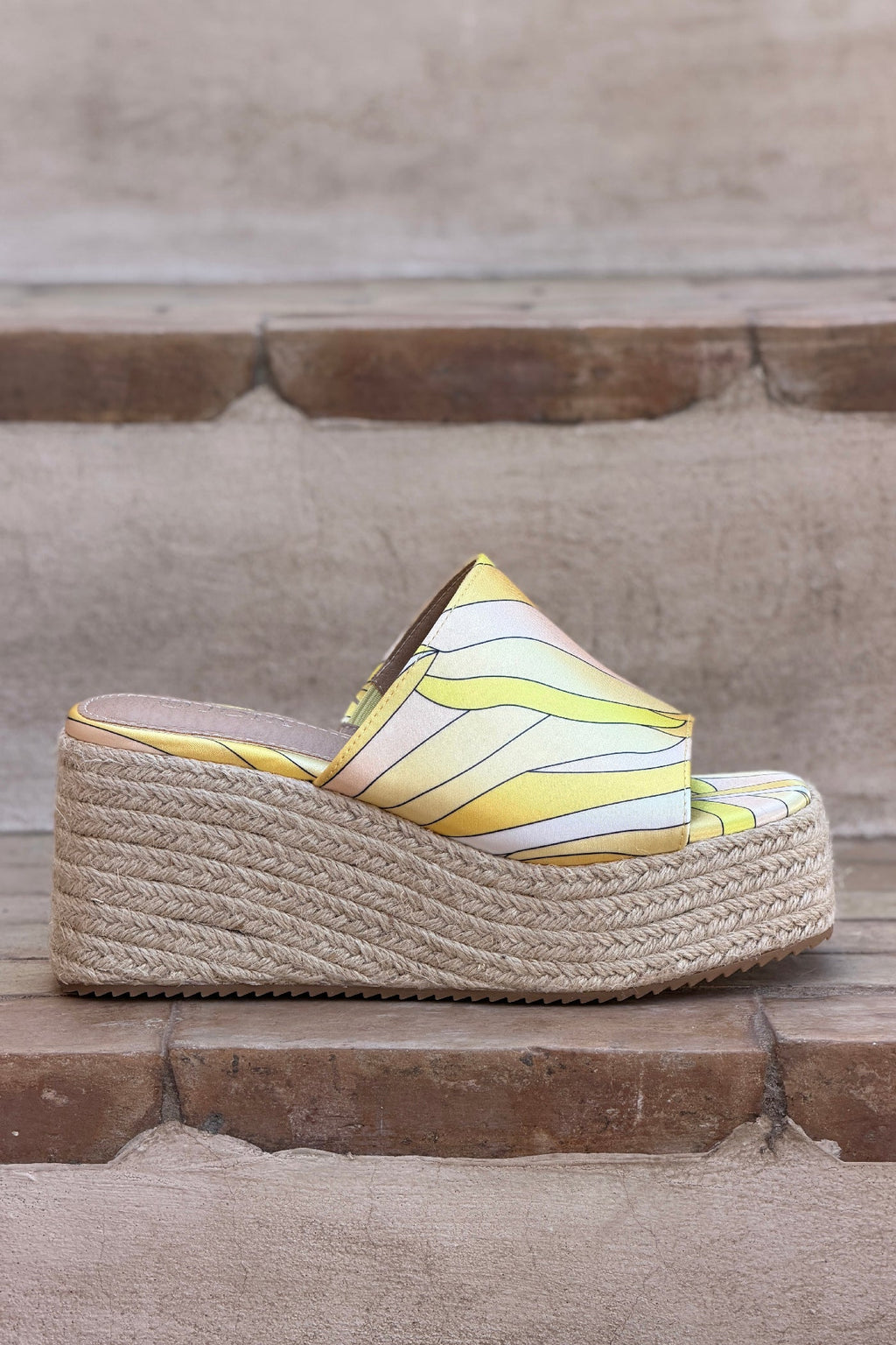 Mules compensées en corde bride large tissu imprime psychédélique jaune