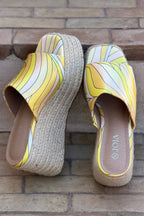 Mules compensées en corde bride large tissu imprime psychédélique jaune