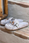 Sabots mules en suédine beige avec boucles franges et perles bois