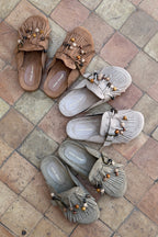 Sabots mules en suédine beige avec boucles franges et perles bois