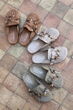 Sabots mules en suédine kaki avec boucles franges et perles bois